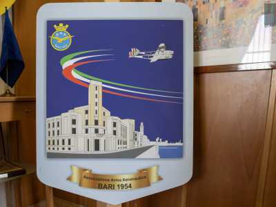 Uno scudo mostra invece il Palazzo dell�Aeronautica situato sul lungomare cittadino con accanto la data 1954, anno di fondazione della sezione barese